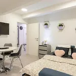 Center With Free Parking 아파트 *